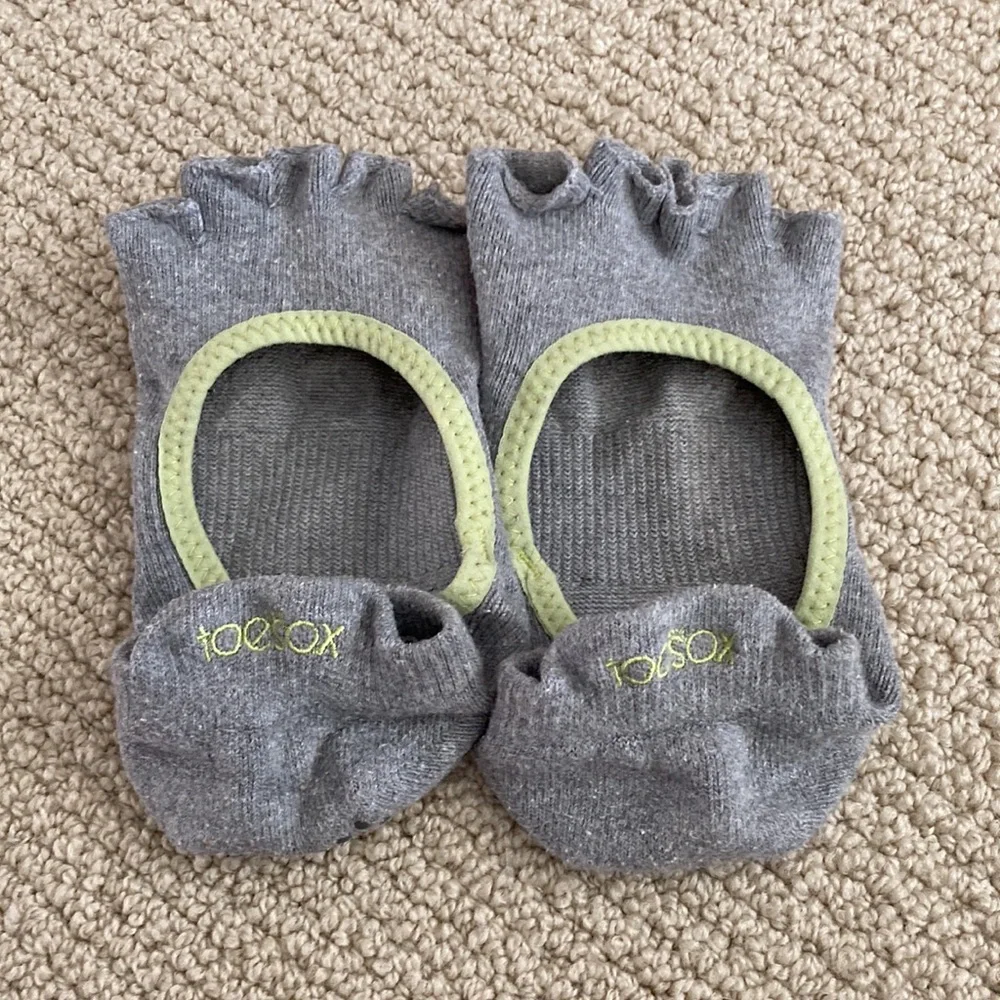Toesox Half Toe Bellarina Grip Socks Size Medium Grey Barre Pilates Yoga EUC